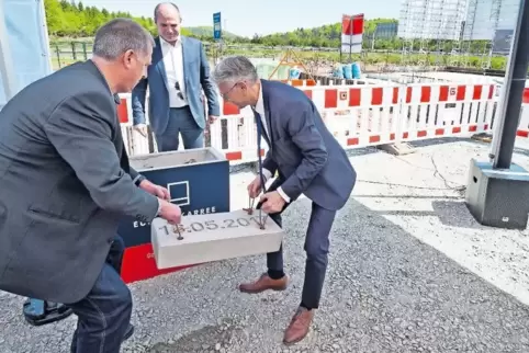 Hauruck: Oberbürgermeister Klaus Weichel, Investor Philipp Gross, Niederlassungsleiter Bernd Oberländer (von rechts) bei der Gru
