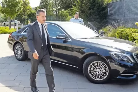 Auf die Minute pünktlich: EU-Kommissar Günther Oettinger gestern Morgen bei der Ankunft vor der Universität in Speyer.