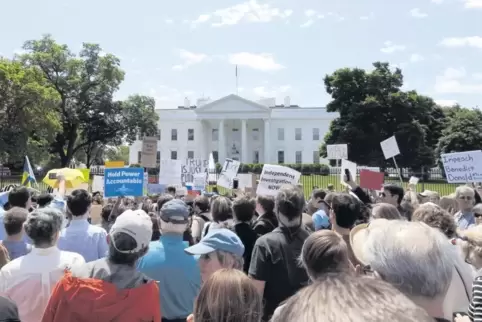 Demo vor dem Weißen Haus: Die Affäre um die Entlassung von FBI-Chef Comey beflügelt jene, die ein Amtsenthebungsverfahren gegen 