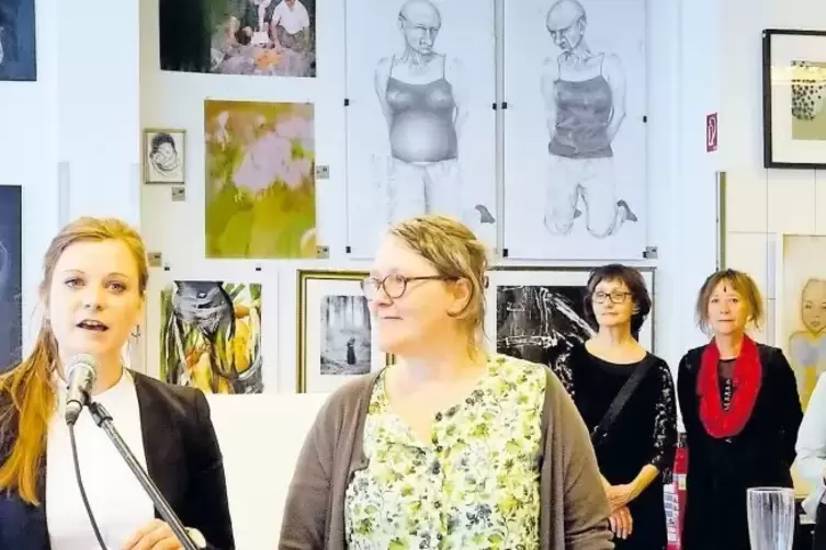 „Mutter“ in vielfältigen Ausdrucksformen: Die Mater-Macherinnen Marie Gouil (links) und Katja Bellenbaum eröffneten die Schau im