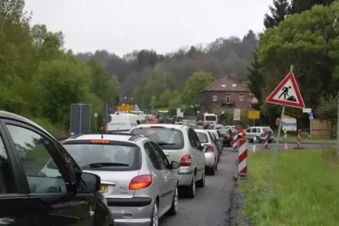 Zu langen Staus kam es zeitweise auf der B 427 in Dahn-Reichenbach wegen der Baustellen. Betroffen davon war auch der Schulbusve