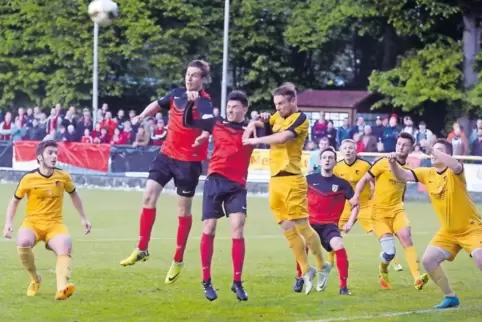 Das Double ist komplett: FV Berghausen (rote Trikots) gewinnt gegen VfB Iggelheim den Kreispokal.