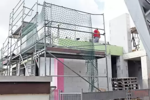 Weil auch die Außenmauern komplett verrußt waren, musste das ganze Haus bis auf die Kellerdecke abgetragen werden. Derzeit wird 
