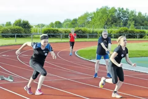 Jennyfer Wiegand und Sandra Weis bei der Sportabzeichenabnahme des Laufclubs im Vorjahr.