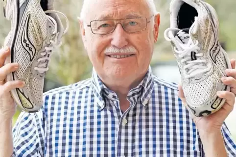 Heinz Blankart mit seinen Sportschuhen.