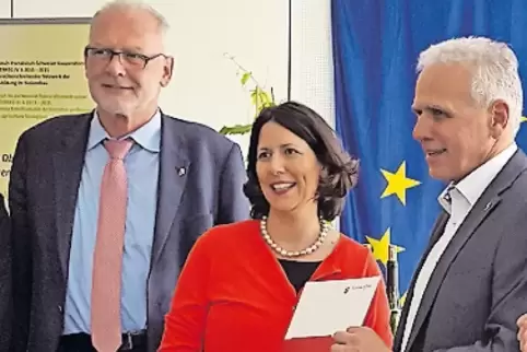Staatssekretärin Daniela Schmitt mit DLR-Leiter Günther Hoos und Rolf Steiner (links), Freiburg.