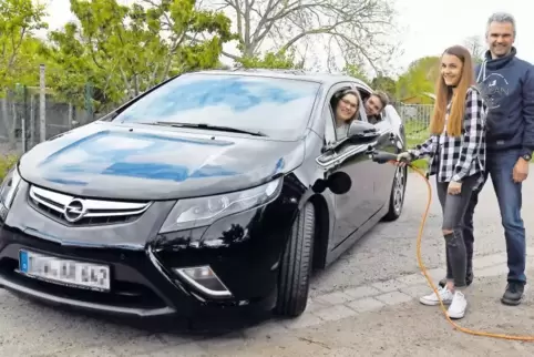 Judith, Lukas, Tabea und Michael Remmele (von links) mit ihrem Elektroauto. Die Bobenheim-Roxheimer Familie ist gern klimafreund