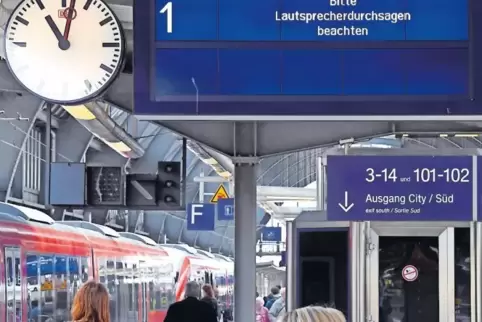 „Bitte Lautsprecherdurchsagen beachten“ war nach dem Hackerangriff auf IT-Systeme der Deutschen Bahn auf vielen Anzeigetafeln wi