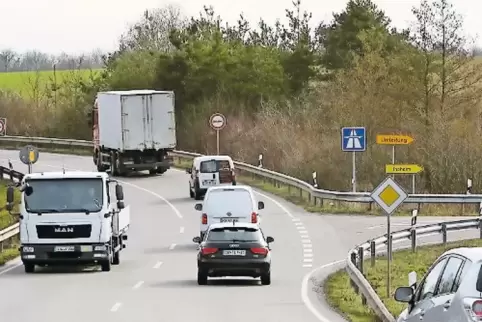 An der Einmündung vom Ebenberg nach Insheim gab es 2016 keine Unfälle. Dennoch soll diese Stelle entschärft werden.