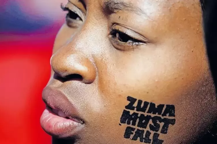 Botschaft auf der Wange: „Zuma muss stürzen“, fordert eine Südafrikanerin auf einer Demonstration gegen den Präsidenten.