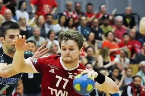 Rückschlag im Aufstiegsrennen für David Schmidt (am Ball) und die TSG Friesenheim. Foto: KUNZ