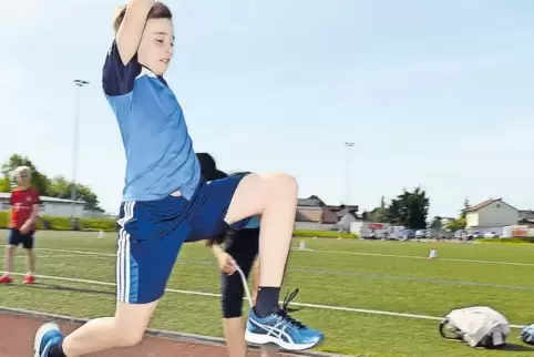 Weiter Sprung: Ruben Schwebius (Grundschule Waldfischbach-Burgalben), der Kreissieger im Dreikampf der Jungen des Jahrgangs 2006