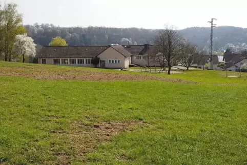 Der neue Kindergarten soll oberhalb der Contwiger Grundschule entstehen. Foto: Moschel