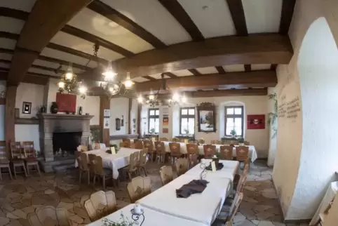 Das Kaminzimmer des Restaurants auf Burg Lichtenberg dient auch als Trauzimmer. Foto: M. Hoffmann 