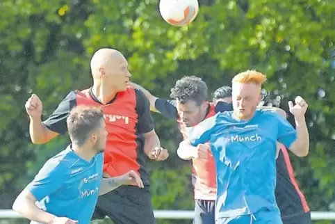 Noch ist alles drin: Der TuS Rüssingen (rot-schwarze Trikots) kann den Aufstieg in die Verbandsliga packen, die SG Alsenztal (bl