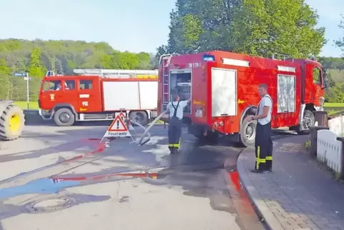 Wasser marsch: Hier holen zwei Tanklöschfahrzeuge aus Hornbach und Zweibrücken in Mittelbach Wasser, um den leergelaufenen Wasse