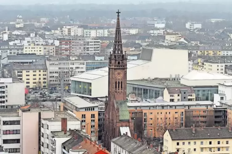 Im Fokus: Auf den Pfalzbau (Bildmitte, hinter dem Lutherturm) und seine direkte Umgebung richtet sich das Augenmerk der Ludwigsh