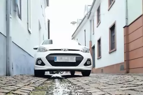 Nach Schaden im Heizungskeller des Kulturhofes: Wasser fließt durch die Flachsgasse.