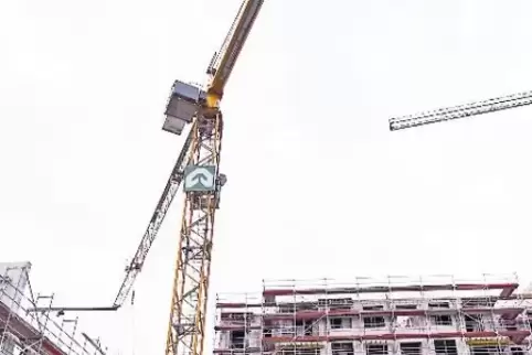 Baukräne drehen sich zurzeit oft für Wohnungen im gehobenen Preissegment.