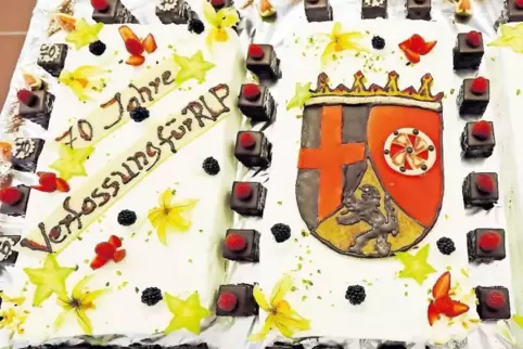 Keine Geburtstagsfeier ohne Torte: Dieses Backwerk wurde beim Festakt in Mainz serviert.