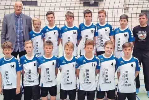 Die U15 der SG Südpfalz mit den Trainern Alexander Sartisson (links) und Kai Fischer: