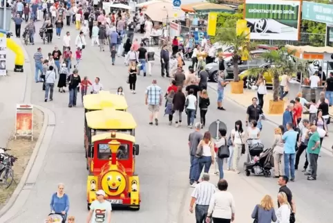 Auch beim 19. Industriemarkt fährt eine Messebahn, die kostenlos genutzt werden kann: Firmen präsentieren bei der Veranstaltung 
