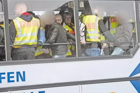 Flughafen Leipzig/Halle: Bundespolizisten begleiten abgelehnte Asylbwerber aus Tunesien im Zubringer-Bus zum Flugzeug.
