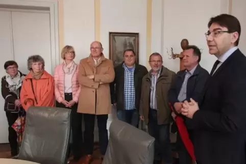  Oberbürgermeister Thomas Hirsch (rechts) erklärt VG-Bürgermeisterin Hedi Braun (Dritte von links) und Rohrbachs Ortsbürgermeist