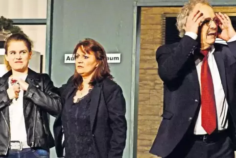 Ein liebender Vater (Kalle Pohl) verzeiht seiner Tochter (Claudia Pöckl, links) sogar FKK im Kölner Dom.