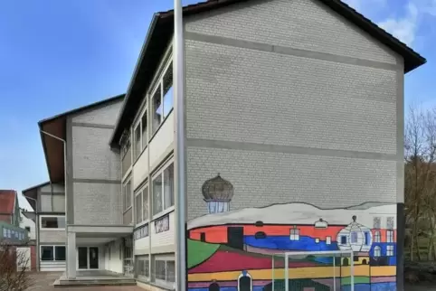 Mit nur zwei Klassen in ihrer Existenz gefährdet: die Grundschule in Esthal,.  Archivfoto: Mehn