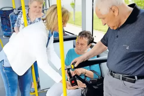 Mobilitätstraining im Stadtbus: Nicole Peltzer von den Stadtwerken erklärt, wie die neuen Rollator-Sitzplätze genutzt werden kön