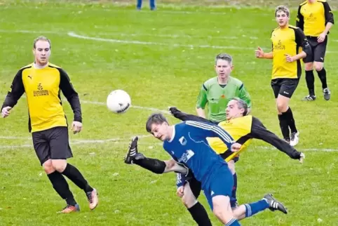 Voller Einsatz: Matthias Dingert (blaues Trikot) stemmt sich in dieser Szene gegen Jettenbacher Übermacht (Zweikampfpartner ist 