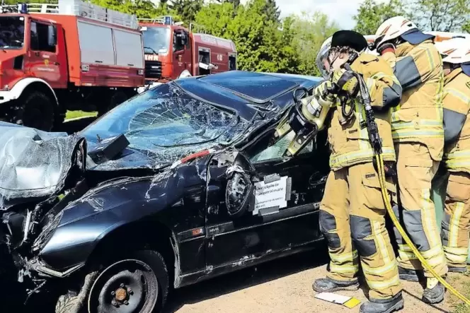 Verletzte Menschen mit der Rettungsschere aus einem zerbeulten Auto bergen – das war eine der anspruchsvollsten Übungen. Verletzte Menschen mit der Rettungsschere aus einem zerbeulten Auto bergen – das war eine der anspruchsvollsten Übungen.