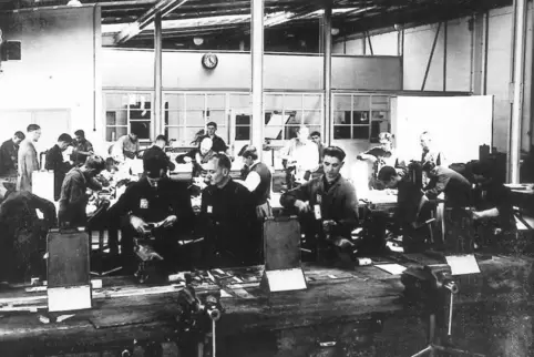 Pfalz-Flugzeugwerke: Zwangsarbeiter am Band.
