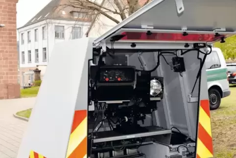 Das halb-mobile Blitzgerät, hier in der Westpfalz im Einsatz, sitzt in einem Autoanhänger und ist mit moderner Lasertechnik ausg