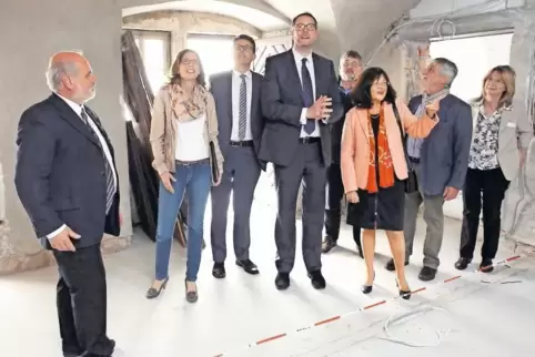 Das Untergeschoss des Westflügels ist noch eine Baustelle. Pfarrer Berthold (links) erläutert Ministerin Sabine Bätzing-Lichtent