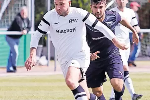 Zug zum Tor: Waldemar Schneider (in Weiß) vom ASV Winnweiler.