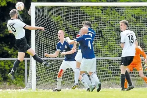Letzten Sonntag: Kibo/Orbis gegen Steinbach 1:1. Hier köpft der Steinbacher Jan-Eric Barz aufs SG-Tor.