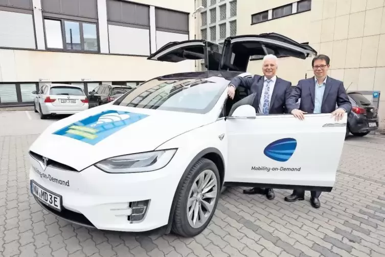 Alle Mobility-on-Demand-Fahrzeuge werden zu 100 Prozent elektrisch und damit emissionsfrei sein, sagen Olaf Geppert (links) und 