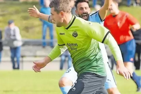 Engin Koc (hinten) reklamiert gerne, hier ein früheres Spiel beim SV Herschberg. Christopher Fried leitete den Gegenangriff ein,