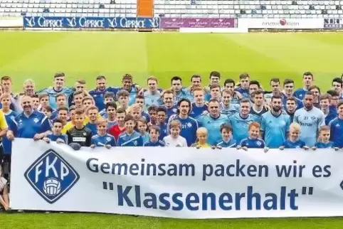 Ein Verein, ein Ziel: Nachwuchsspieler und Herren-Regionalligateam am Donnerstagabend im Stadion.