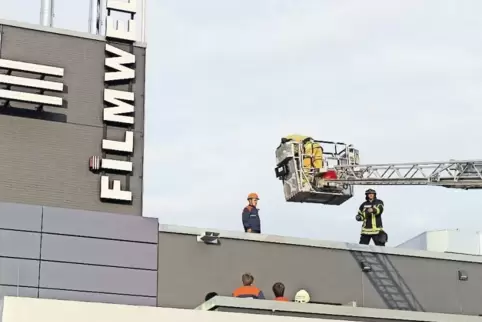 Rettung vom Dach geprobt: 32 Feuerwehrleute waren am Donnerstagabend im Kino – zur Übung.