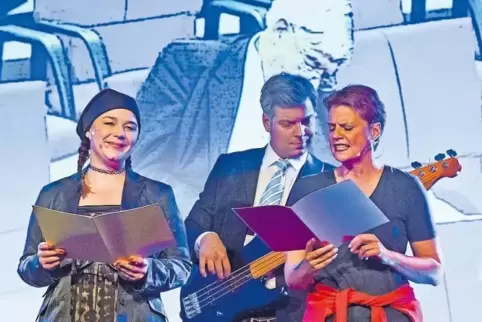 Singen im Duett: Tamássy und Mott, begleitet von Philipp Tulius.