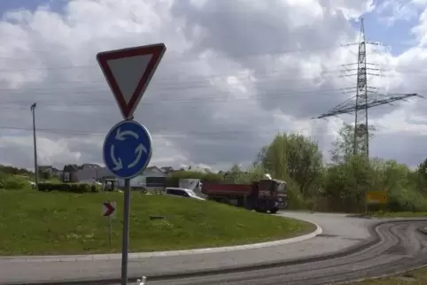 Der Rambusch-Kreisel in Otterbach wird am Dienstag für eine Stunde voll gesperrt – wann genau, ist noch unklar.  Foto: View