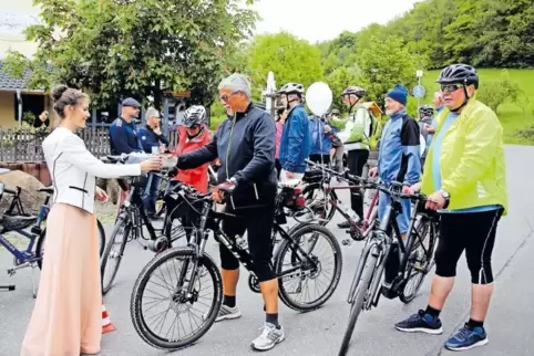 Nette Rast: Die Radfahrer werden an der Pfeifermühle von Beerenweinkönigin Janine I. mit einem Umtrunk begrüßt.