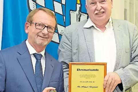 Mit Urkunde und „Eule“: Helmuth Morgenthaler (links), Günther Henkel.