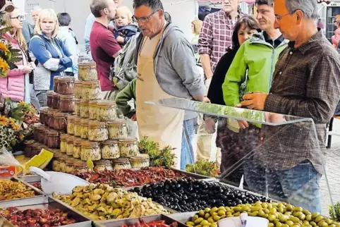 Auf dem Stadtplatz Deidesheim gab es beim Markt der Genüsse unter anderem ein großes Angebot an südländischen Vorspeisen.