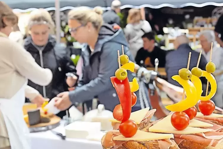 An Segelboote erinnerten diese spanischen Tapas mit Serrano-Schinken auf dem Slow-Food-Markt.