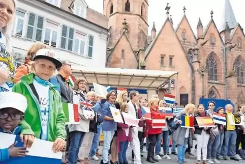 Die Fahnen der EU-Länder und Menschen, die sich mit dem Land verbunden fühlen: Eine Menschenkette am Samstag vor der Stiftskirch