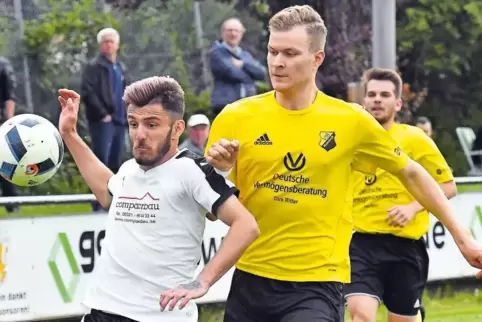 0:0 trennten sich der VfL Neustadt (links Mircea-Olivin Vacaru) und der VfB Haßloch (rechts Dennis Klein).